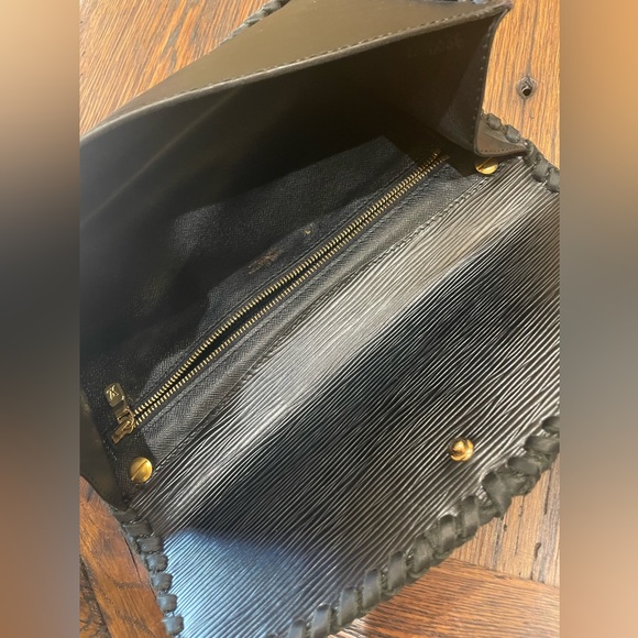 LOUIS VUITTON-LEATHER AND VODKA CUSTOM  CLUTCH - Picture 4 of 12